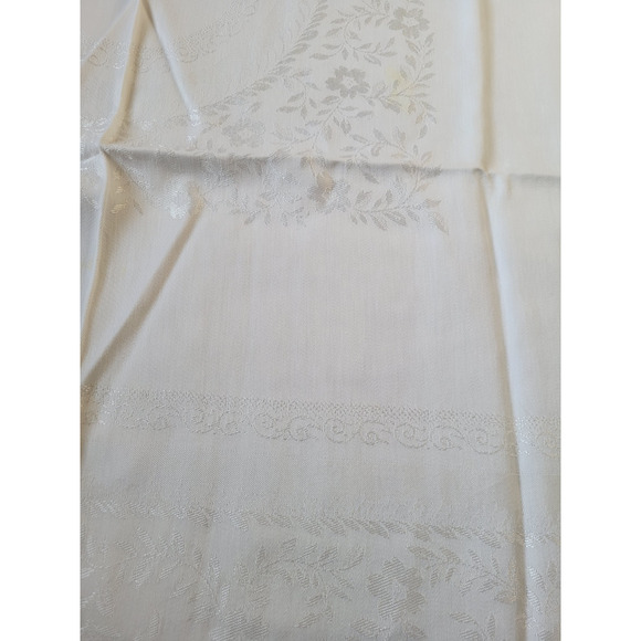 Vtg White Floral Metallic Home Dining Tablecloth & Napkins 60"x45" & 10.5"x11" - Picture 7 of 15